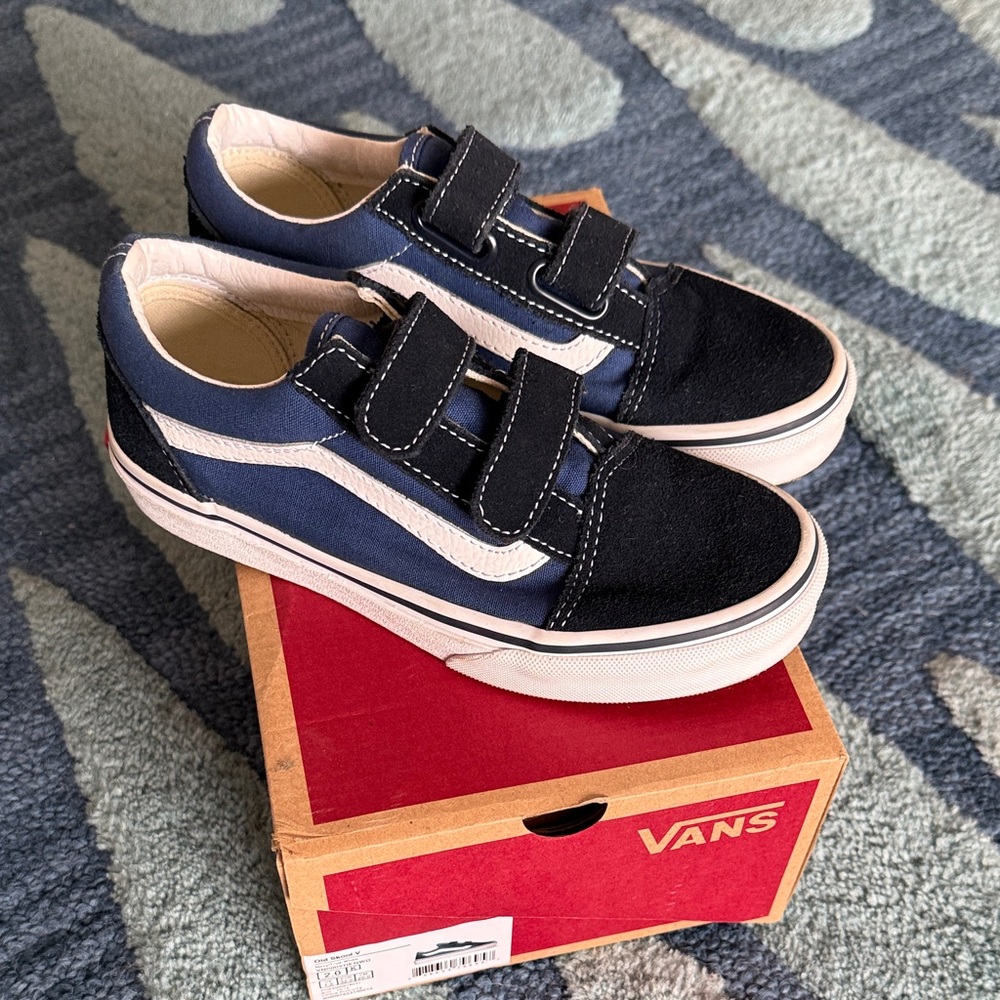 Vans Kids Navy and Black - Old Skool V
Velcro Sneakers